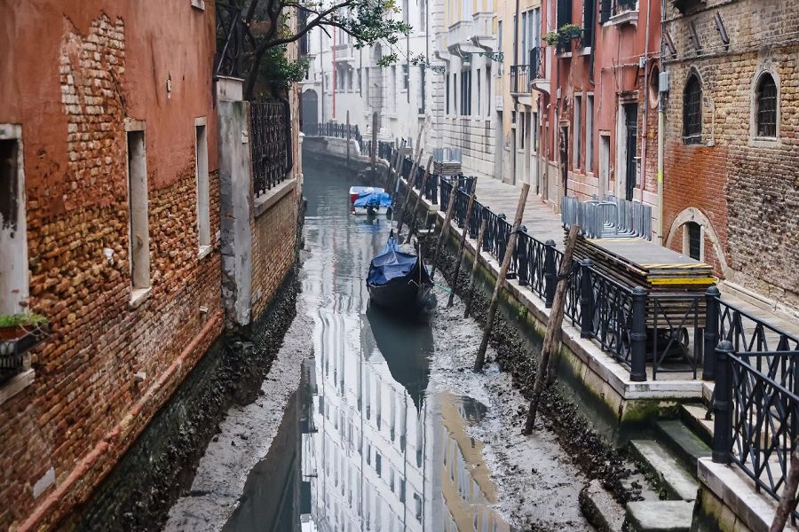 Kanal kering saat air surut di bulan Februari di Venesia, Italia. (© Alessandro Bremec/Nurphoto via Getty Images)