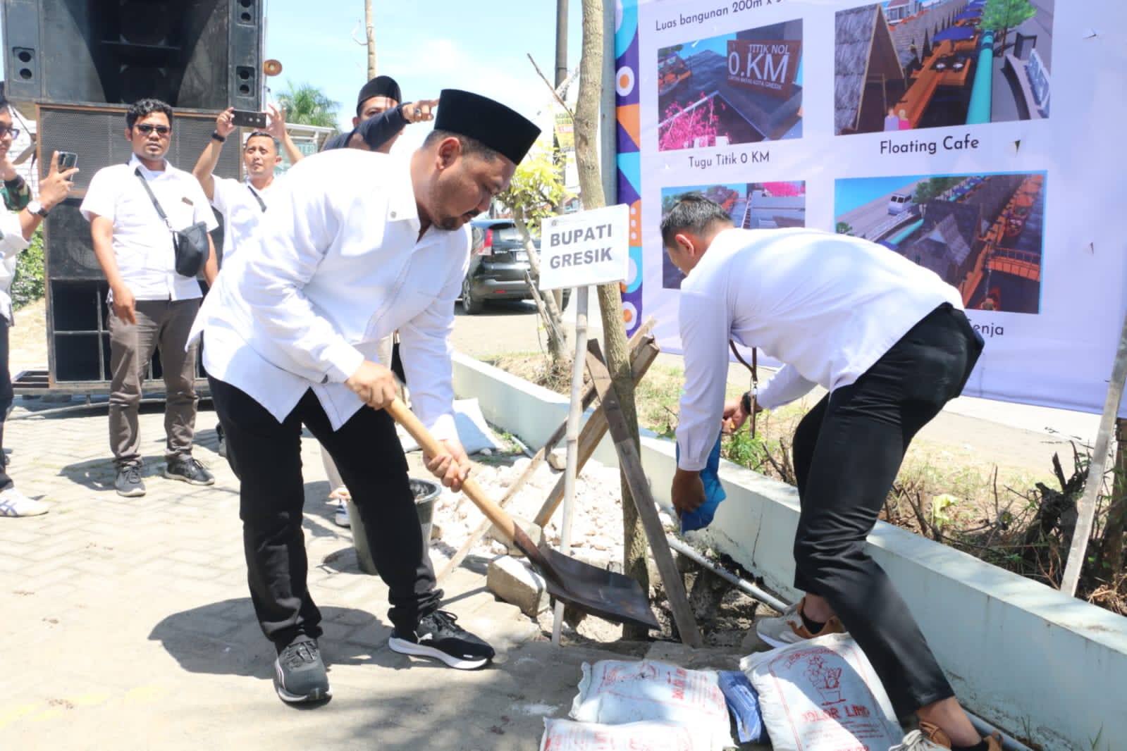 PWI Tanam 250 Pohon Tabebuya di Titik Nol Bersama Bupati Gresik