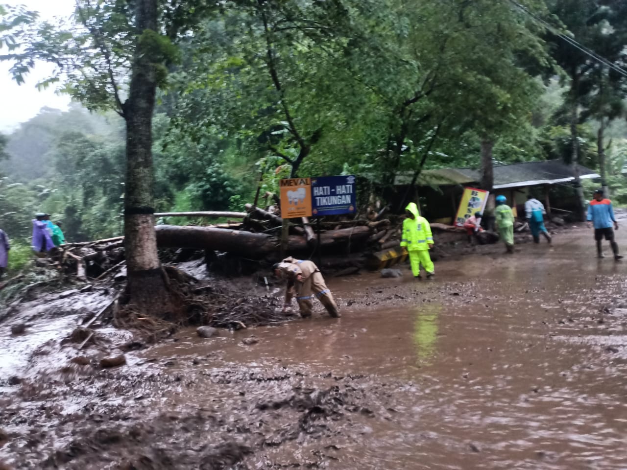 Caption : Situasi sisa material banjir bandang yang menimpa Jalan Raya Mulyorejo Kecamatan Ngatang Kabupaten Malang (Sumber : BPBD Kabupaten Malang)