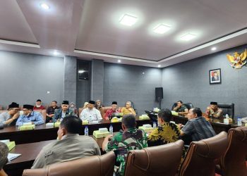 Caption : Situasi rapat koordinasi di Rumah Dinas Bupati oleh pihak Pemkab Malang, Kemenag, FKUB, PCNU, GP Andor dan perwakilan umat beragama untuk menuntaskan isu penolakan GKJW Sumberejo (Sumber Zulham Mubarok)