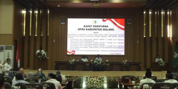 Caption : Situasi rapat paripurna dengan agenda penyampaian pandangan umum fraksi terhadap rencangan peraturan daerah (Ranperda) di Kantor DPRD Kabupaten Malang pada Rabu (15/03/2023) (Blok-a.com / Putu Ayu Pratama S)