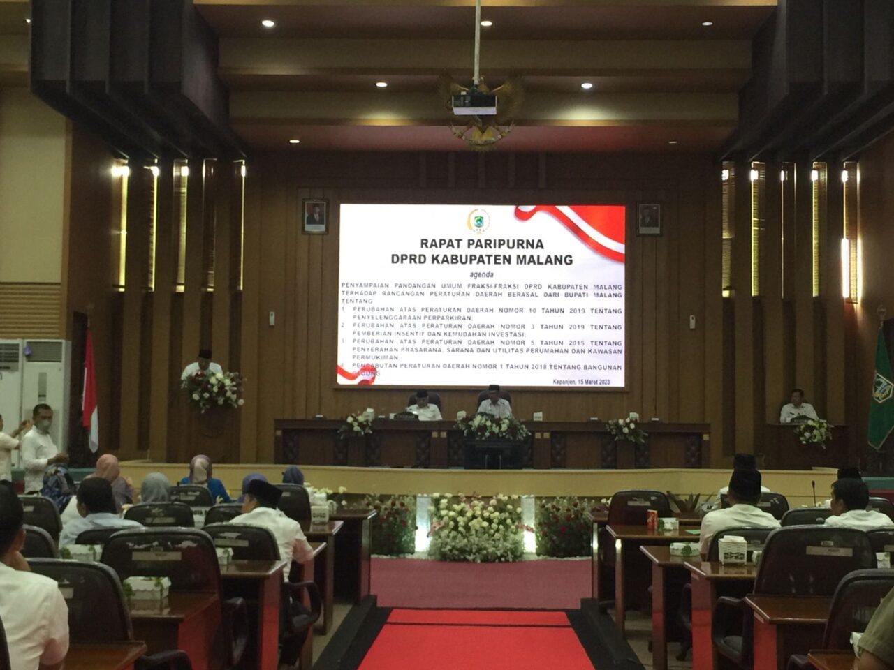 Caption : Situasi rapat paripurna dengan agenda penyampaian pandangan umum fraksi terhadap rencangan peraturan daerah (Ranperda) di Kantor DPRD Kabupaten Malang pada Rabu (15/03/2023) (Blok-a.com / Putu Ayu Pratama S)