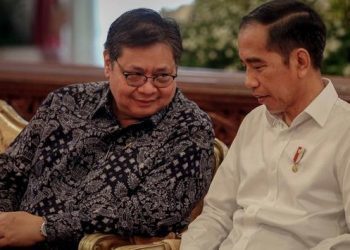Presiden Jokowi berbincang dengan Ketua Umum Partai Golkar, Airlangga Hartarto. (doc. Liputan6/Faizal Fanani)