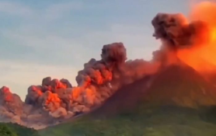 Tangkapan layar video detik-detik Gunung Merapi kembali erupsi mengeluarkan awan panas (foto: Twitter/@BPPTKG)