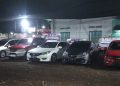 Mobil bekas mulai dipajang di sebelah gedung GNI Genteng, Kecamatan Genteng, Banyuwangi, Kamis (23/3/2023) malam, untuk menarik animo pembeli. (blok-a.com/Kuryanto)