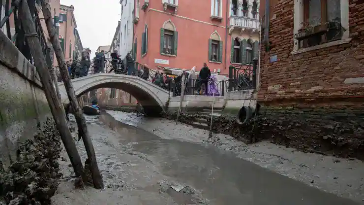 Pemandangan kanal kering selama gelombang rendah di Venesia, Italia, Selasa, 21 Februari 2023. (Luigi Costantini/AP