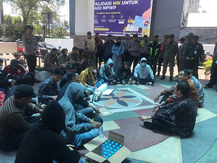 Mahasiswa duduk bersama jajaran pejabat DJP Kanwil 3 pasca aksi, Selasa (7/3/2023) (blok-a/bob)