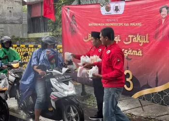 Kader DPC Banteng Muda Indonesia Kabupaten Malang bagi-bagi takjil gratis pada hari Minggu (26/3)