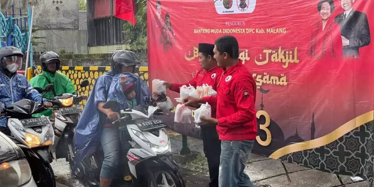 Kader DPC Banteng Muda Indonesia Kabupaten Malang bagi-bagi takjil gratis pada hari Minggu (26/3)