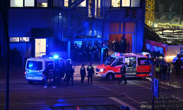 Polisi bersenjata di dekat lokasi penembakan, yang menewaskan enam orang, di Hamburg, Jerman.(Foto: Jonas Walzberg/AP)