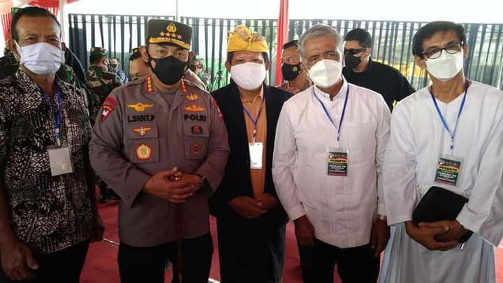 Pendeta Anang Sugeng Sulistyanto (baju putih dua dari kanan) ketika bersama Kapolri Jenderal (Pol) Listyo Sigit Prabowo. (Dari pendeta Anang untuk blok-a.com)