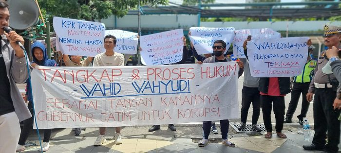 Aksi demonstrasi massa Jaka Jatim, desak Plt Kadis Pendidikan Provinsi Jatim mundur, di Jalan Genteng Kali No.33 Surabaya. (blok-a.com/isma)