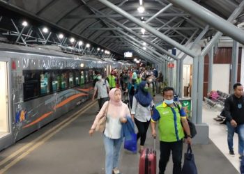 Ilustrasi kepadatan stasiun di Surabaya. (blok-a.com/Isma)