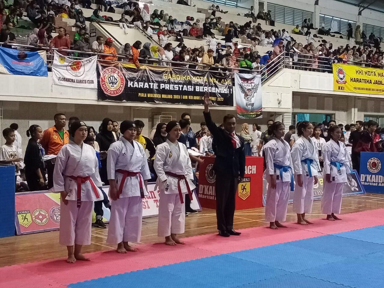 Sejumlah karateka siap bertanding di Walikota Cup di Gor Ken Arok Kota Malang, Minggu (5/3/2023) (dok. Forki Kota Malang for blok-a)