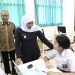 Gubernur Khofifah saat memantau PPDB di salah satu sekolah Surabaya. (Pemprov Jatim)