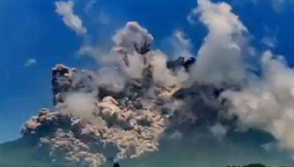 Detik-detik Merapi erupsi, Sabtu (11/3/2023) siang. (Twitter/@BPPTKG)
