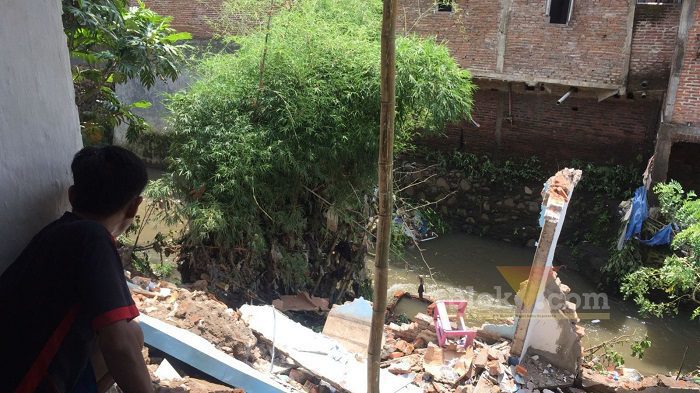 Situasi terkini rumah Sulistyowati warga RT 005 RW 003, Kelurahan Sukun, Kecamatan Sukun, Kota Malang setelah ambrol tergerus aliran sungai, Sabtu (25/03/203) (Blok-a.com / Putu Ayu Pratama S)
