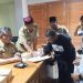 ADM PT Bumisari, Sudjarwo Aji bersama warga Desa Pakel, Kecamatan Licin, Sumahmo usai menandatangani MoU penyerahan lahan disaksikan Kepala Kesbangpol, Lutfi dan Camat Licin Sri Widiyanto. (dok. Desa Pakel)