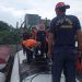 Proses evakuasi pria yang ditemukan tewas dalam tangki truk tetes tebu di Kota Probolinggo. (blok-a.com/Inos)