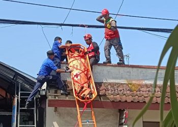 Proses evakuasi Wawan tukang bangunan yang meninggal di Betek Kota Malang, Rabu (15/3/2023) (blok-a/bob)