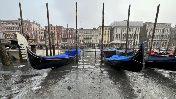 Gondola merapat di sepanjang kanal dengan ketinggian air yang rendah selama air pasang rendah di Venesia, Italia, Sabtu, 18 Februari 2023. (Luigi Costantini | AP)