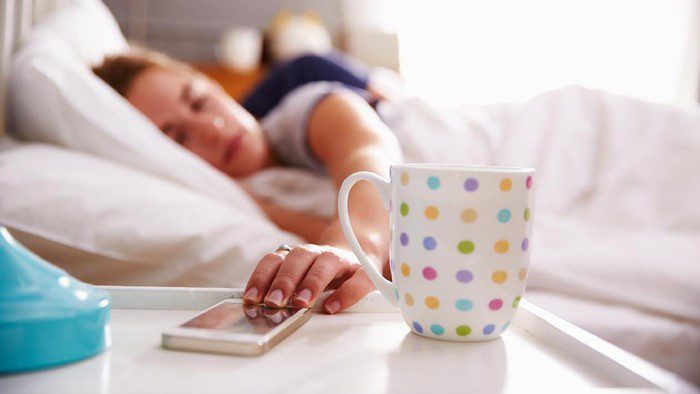 Ilustrasi ponsel digunakan saat tidur (Foto: Thinkstock)
