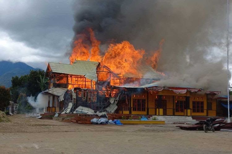Kantor Bupati Dogiyai terbakar, Dogiyai, Papua Tengah, Sabtu (8/4/2023). (Dok Korem 172/PVY)