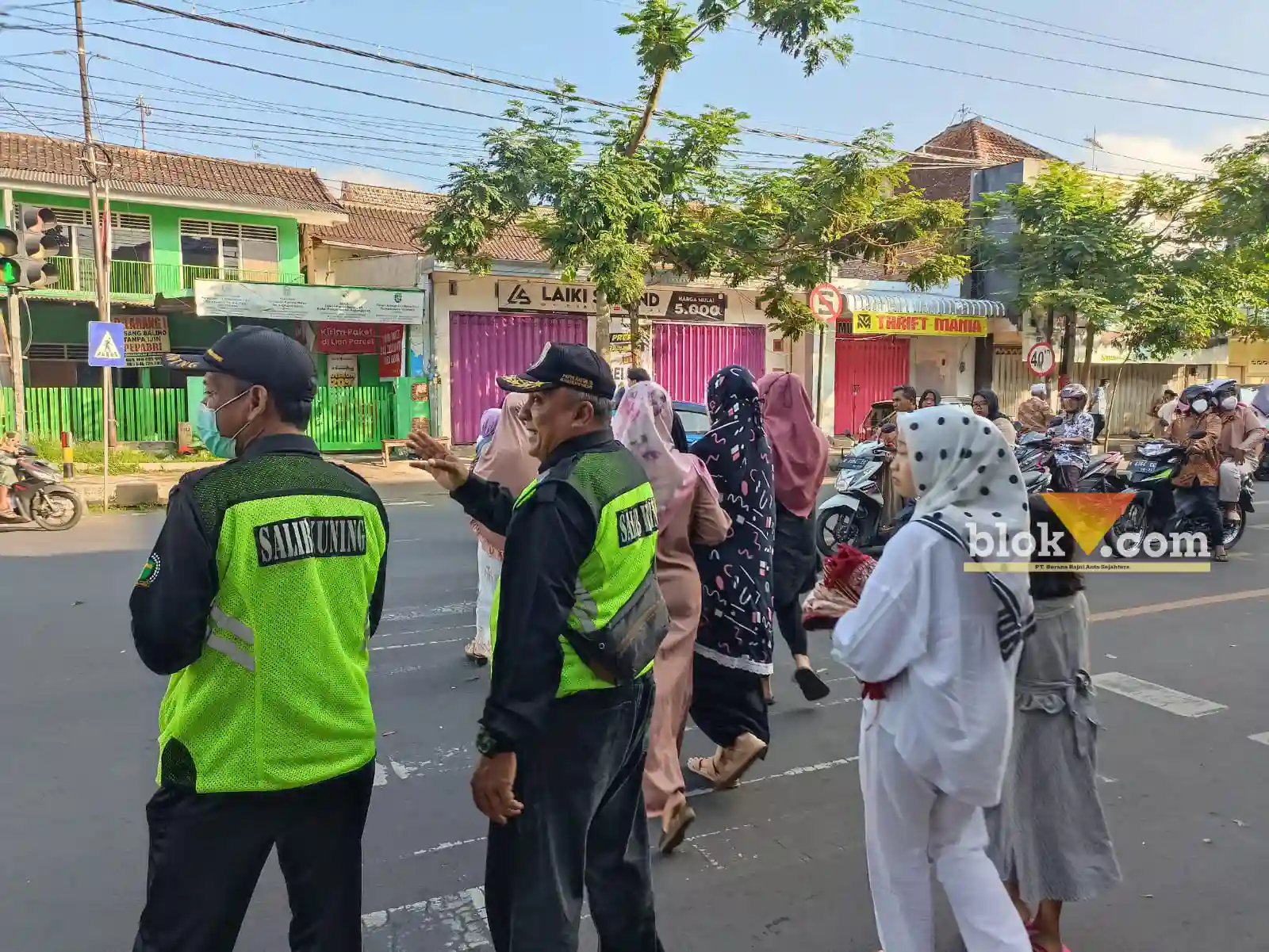 Caption : Pasukan salib kuning saat turun ke jalan untuk mengamankan jalannya salat idul fitri di Kepanjen Kabupaten Malang, Sabtu (22/4/2023) (Humas Polres Malang for Blok-a.com)
