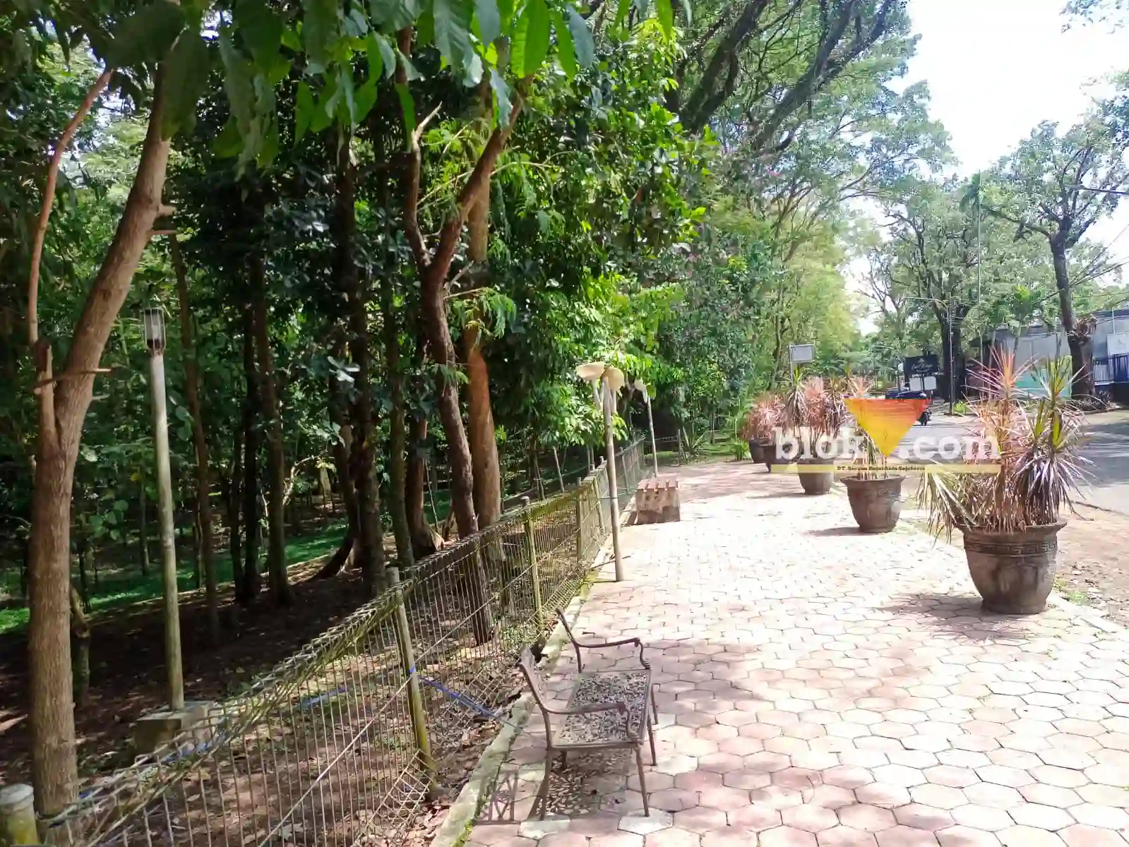 Caption : Beberapa fasilitas taman Malabar tidak terawat (Blok-a.com / mike)