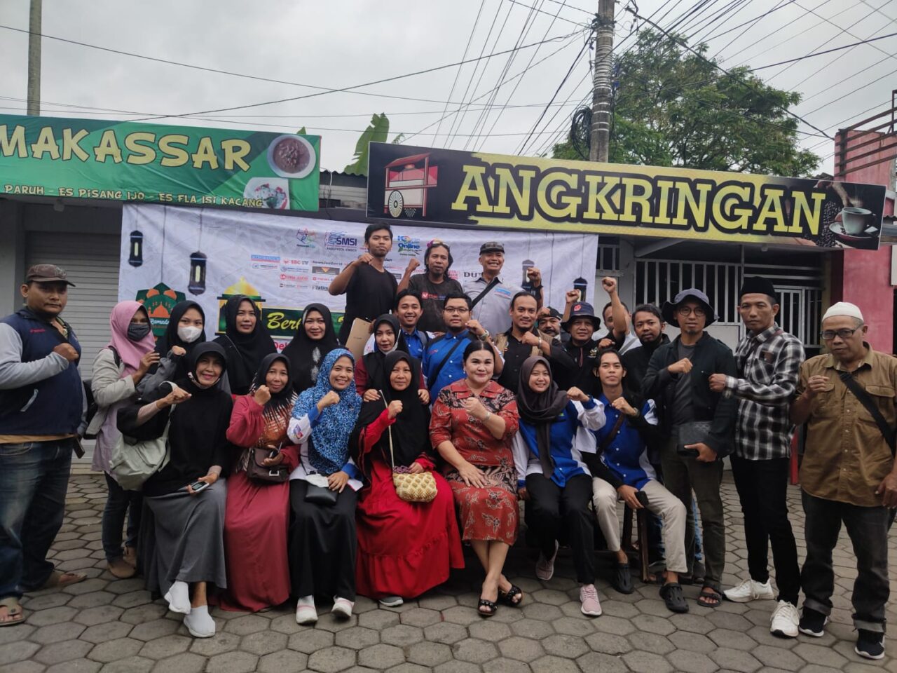 Foto bersama Puluhan jurnalis yang tergabung dalam Forum Wartawan Lintas Media (FWLM) Jember, jum'at (14/4/2023) malam.(blok-a.com/Yasir)