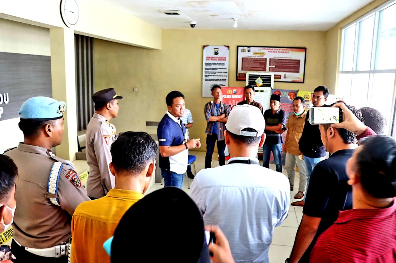 Awak media menggeruduk Mapolres Sumenep terkait kasus penganiayaan kades dan mantan Kades Batuampar. (blok-a.com/Aldo)