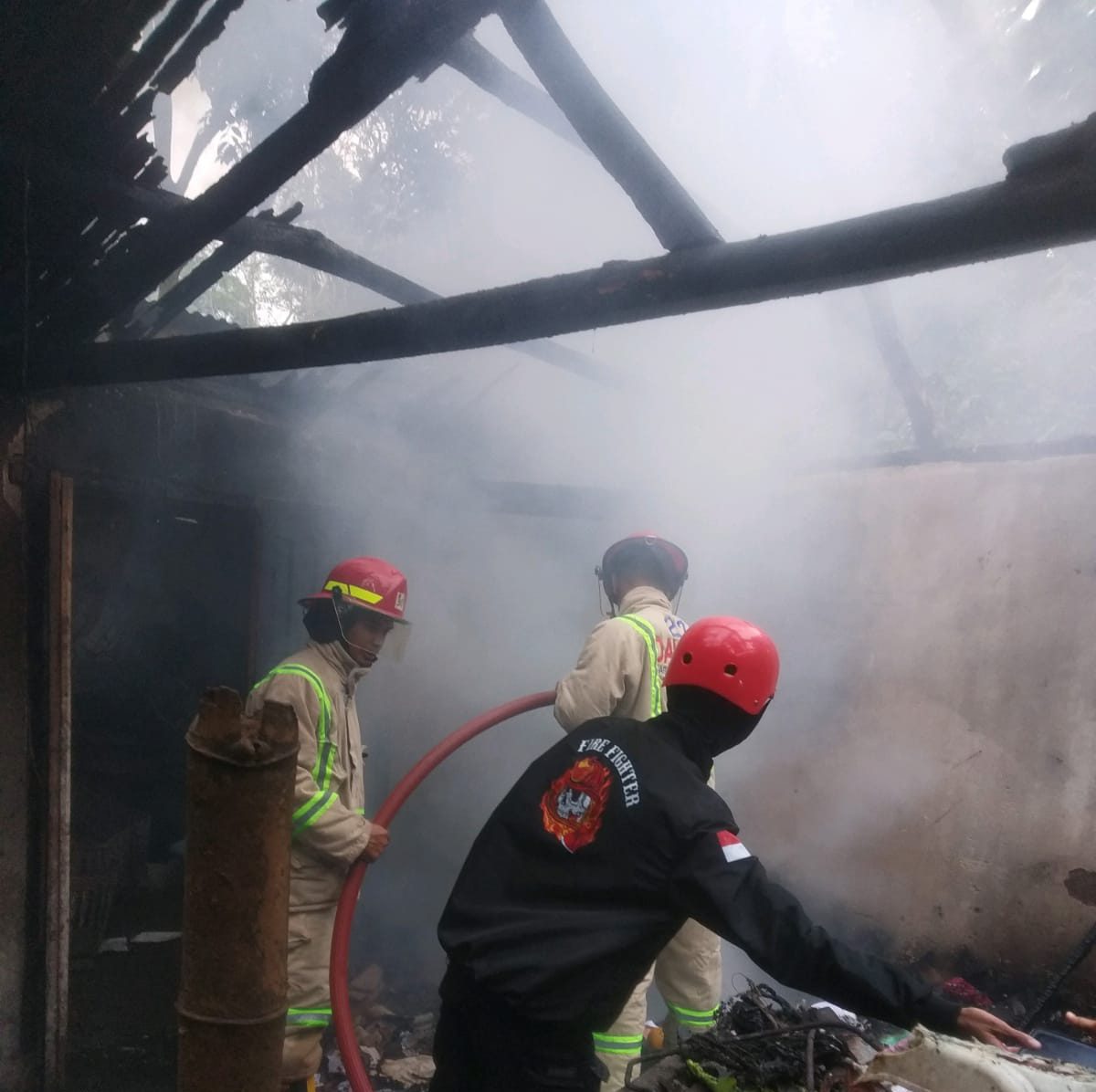 Proses pemadaman api oleh petugas PMK di rumah milik Garno, warga Desa Gunung Ronggo, Kecamatan Tajinan, Kabupaten Malang pada Kamis (6/04/2023) sekitar pukul 16.45 WIB (Sumber : Satpol PP Kabupaten Malang for Blok-a.com)