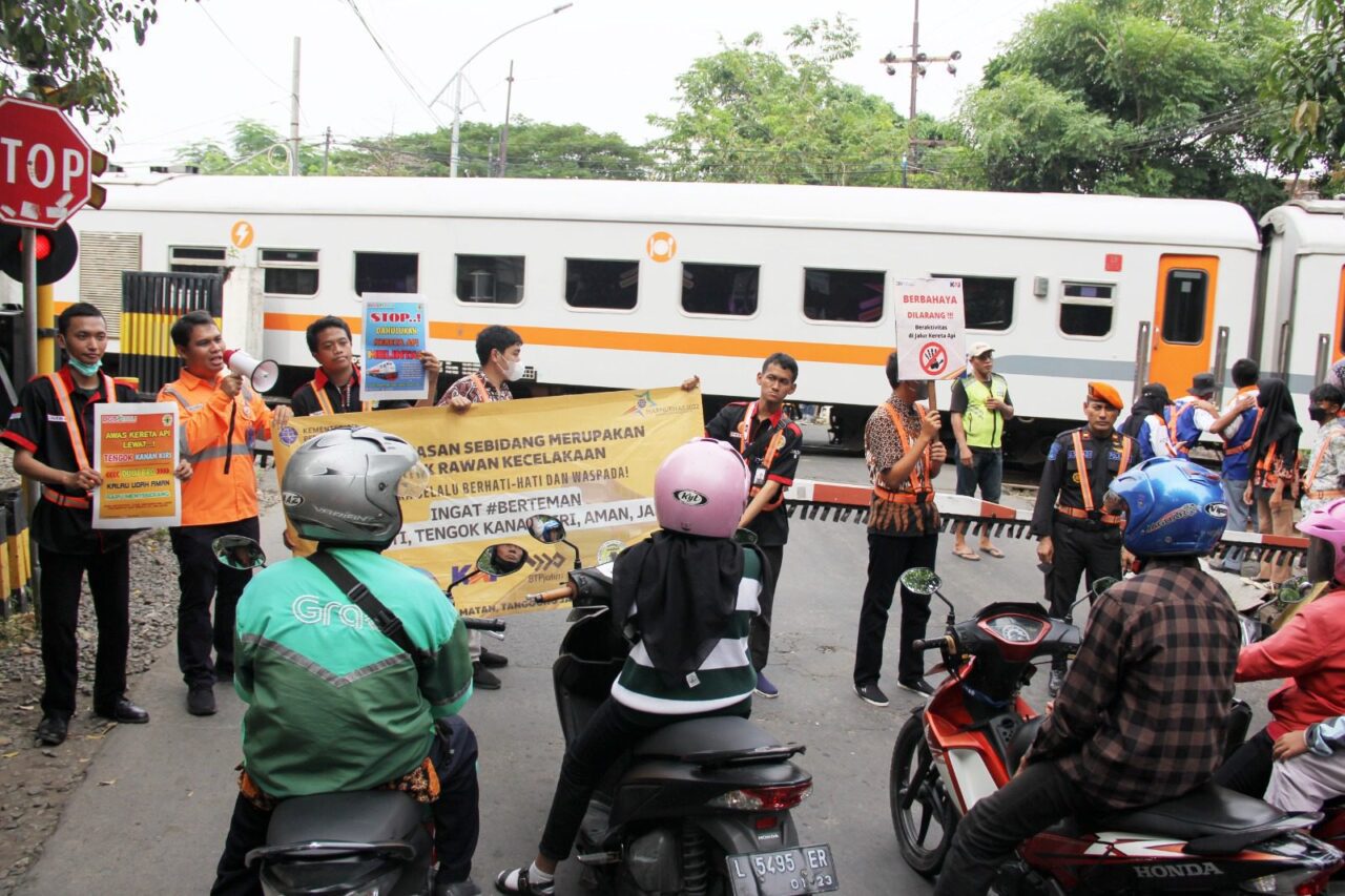 Sosialisasi menekan angka kecelakaan di lintasan KA. Awas jalur KA mulai padat.(blok-a.com/Isma)