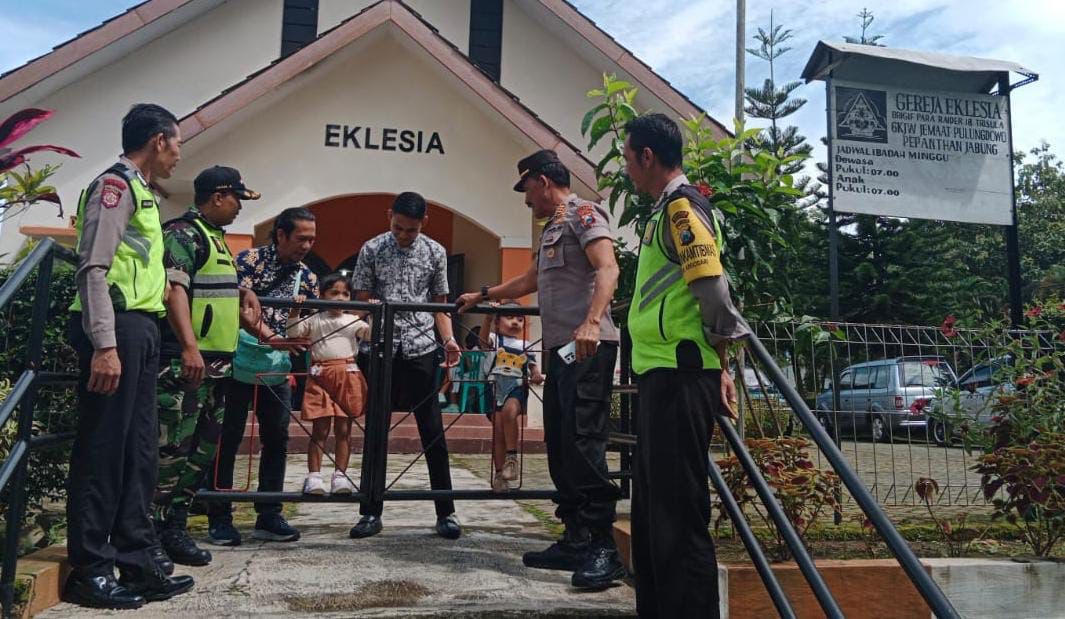 Situasi pengamanan saat perayaan ibadah Paskah Jumat Agung di Gereja Eklesia bertempat di Kecamatan Jabung Kabupaten Malang (Sumber : Humas Polres Malang for Blok-a.com)