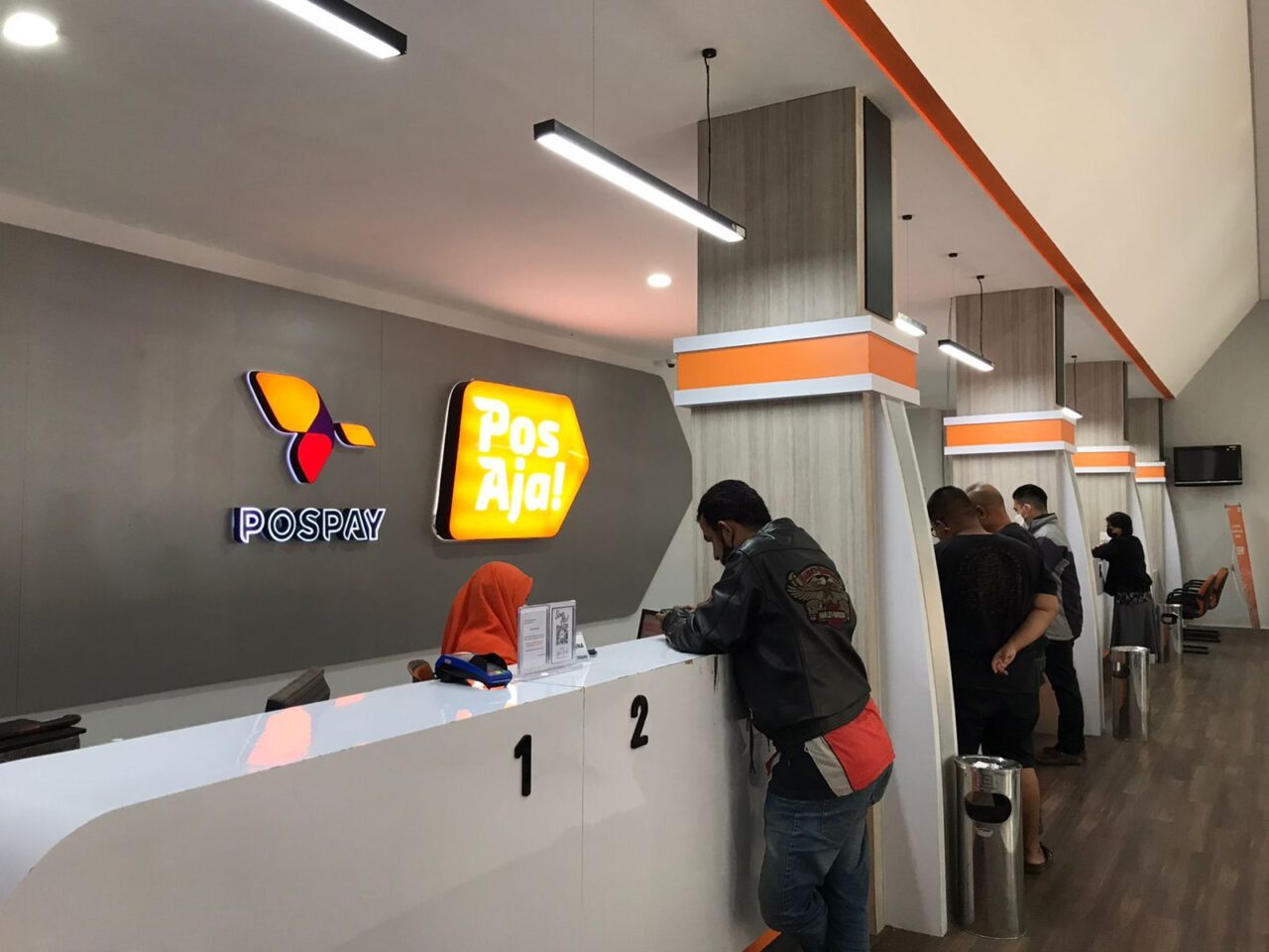 Situasi layanan Kantor Pos Malang saat jelang lebaran (Blok-a.com / Putu Ayu Pratama S)