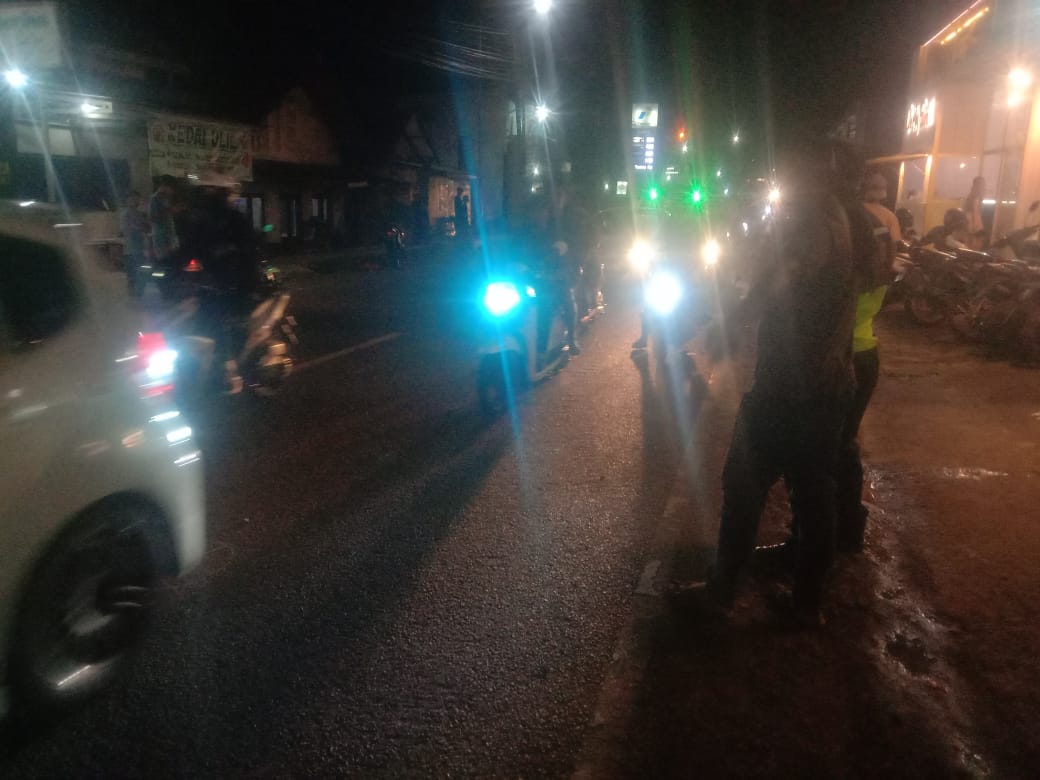 Caption : Polsek Tureng sedang melakukan tinjauan ke lokasi kejadian tabrak maut di Jalan Raya Garut Subroto, Sedayu, Kecamatan Turen Kabupaten Malang pada Selasa (18/04/2023) (Sumber : Polsek Turen for Blok-a.com)