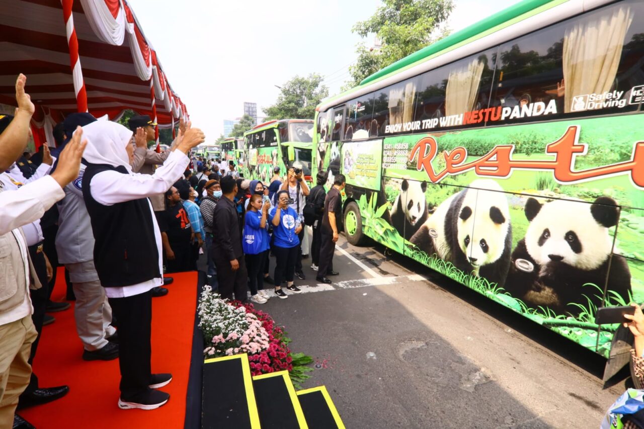 Pemberangkatan bus gratis dari halaman Kantor Dinas Perhubungan Provinsi Jawa Timur, di Jalan Ahmad Yani, Kota Surabaya, Rabu (19/4/2023).(Pemprov Jatim)