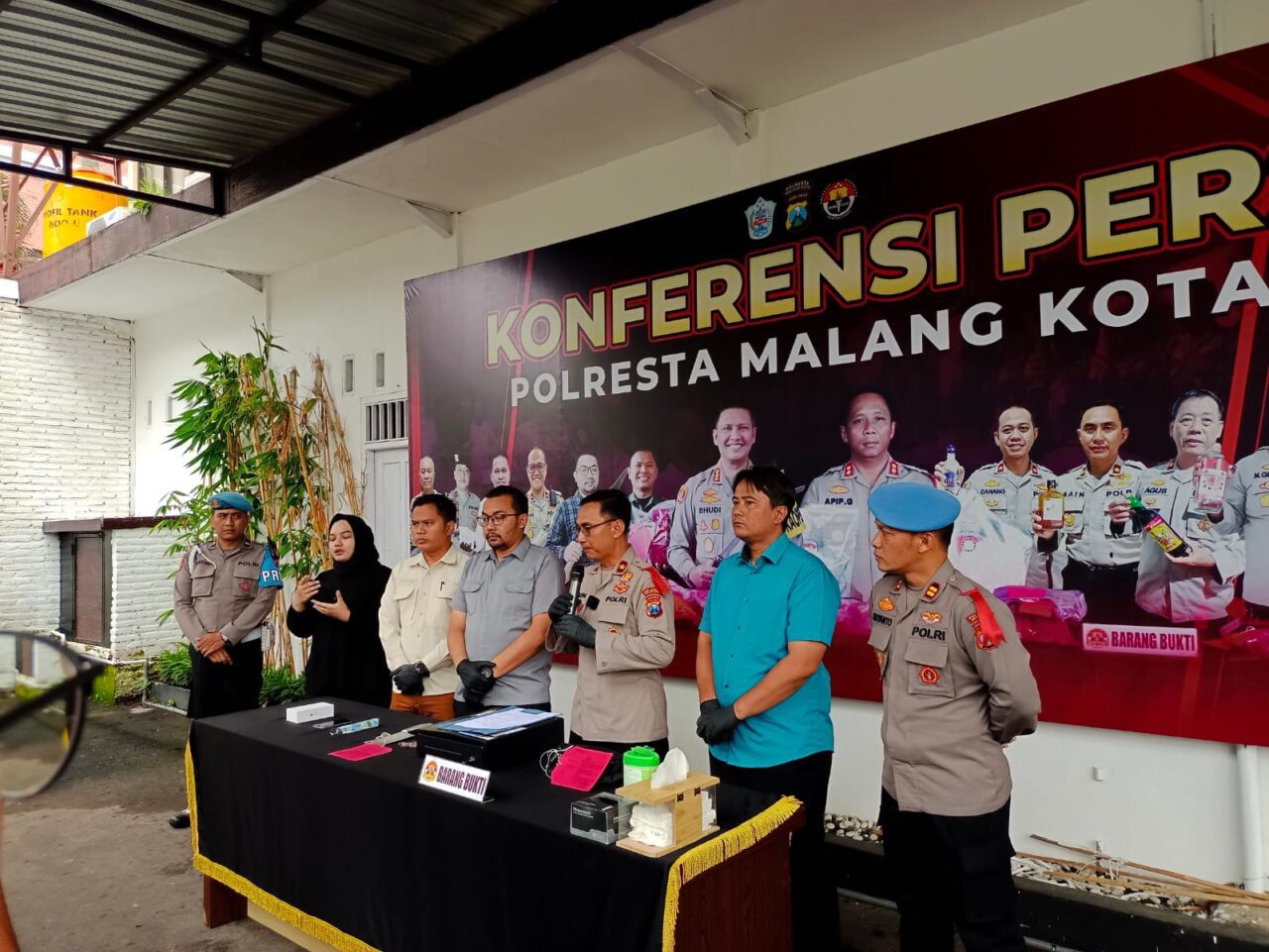 Caption: konferensi perampokan Cow Cow Steak di Mapolresta Malang Kota, Kamis (27/4/2023) (blok-a/mike)