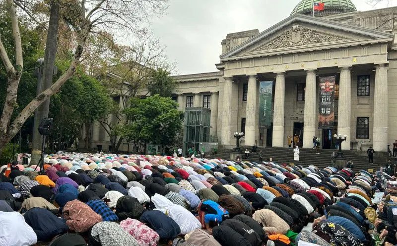 Ribuan warga negara Indonesia menunaikan shalat Idul Fitri di halaman Museum Nasional Taiwan (NTM) Taipei, Sabtu (22/4/2023). (ANTARA/PCINU Taiwan)