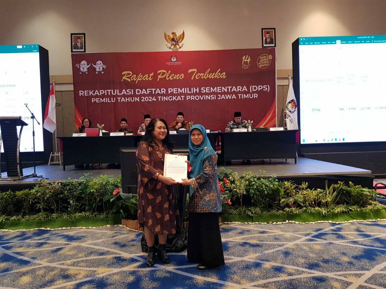 Rapat Pleno terbuka rekapitulasi daftar pemiih sementara oleh KPU Jatim, pada Kamis (13/4/2023) di Surabaya.(blok-a.com/Isma)