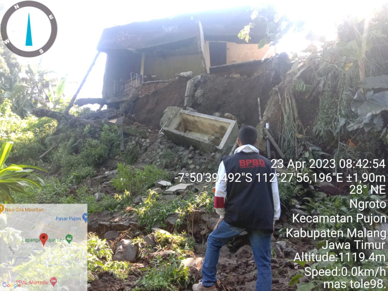 Caption : Tim BPBD lakukan evakuasi ke lokasi kejadian tanah longsor di Desa Ngeroto, Kecamatan Pujon Kabupaten Malang (Sumber : BPBD Kabupaten Malang for Blok-a.com)