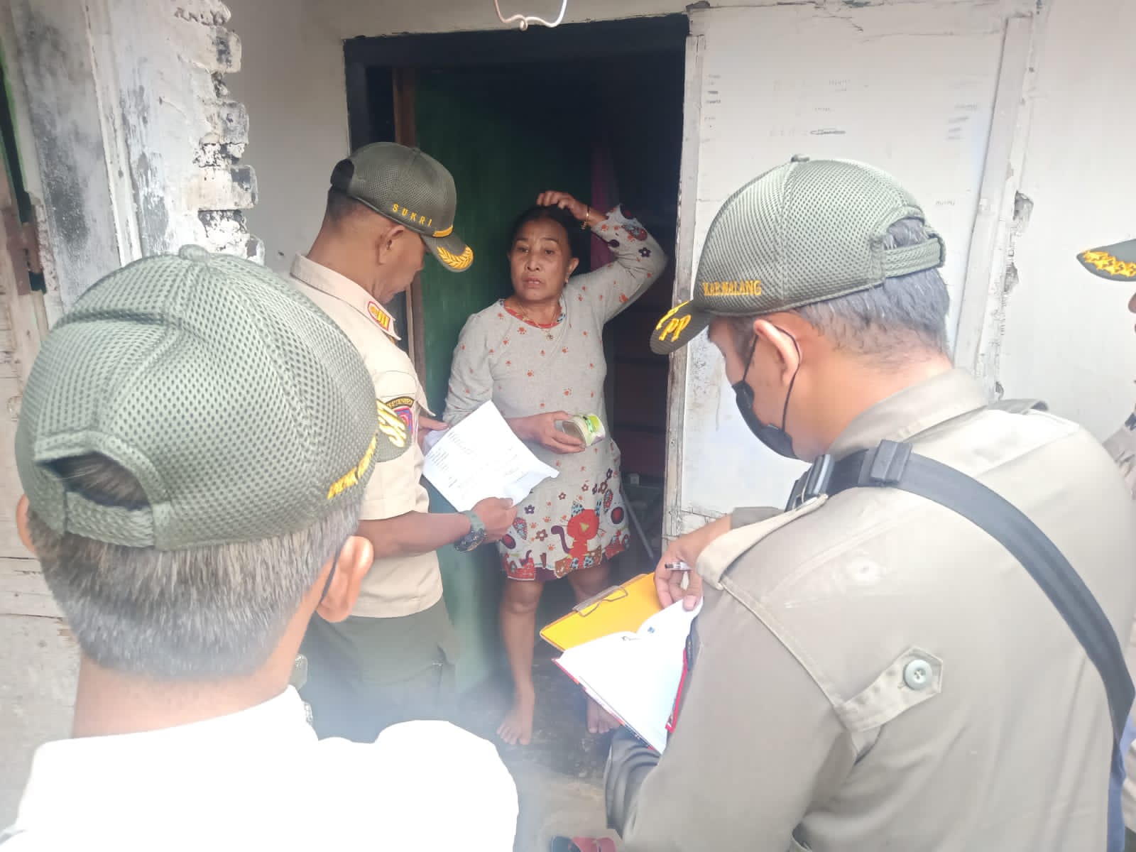 Caption : Satpol PP Kabupaten Malang melakukan pendataan di rumah indekos yang berada di wilayah eks lokalisasi Girun Desa Gondanglegi Wetan, Kecamatan Gondanglegi Kabupaten Malang (Sumber : Satpol PP Kab Malang for Blok-a.com)