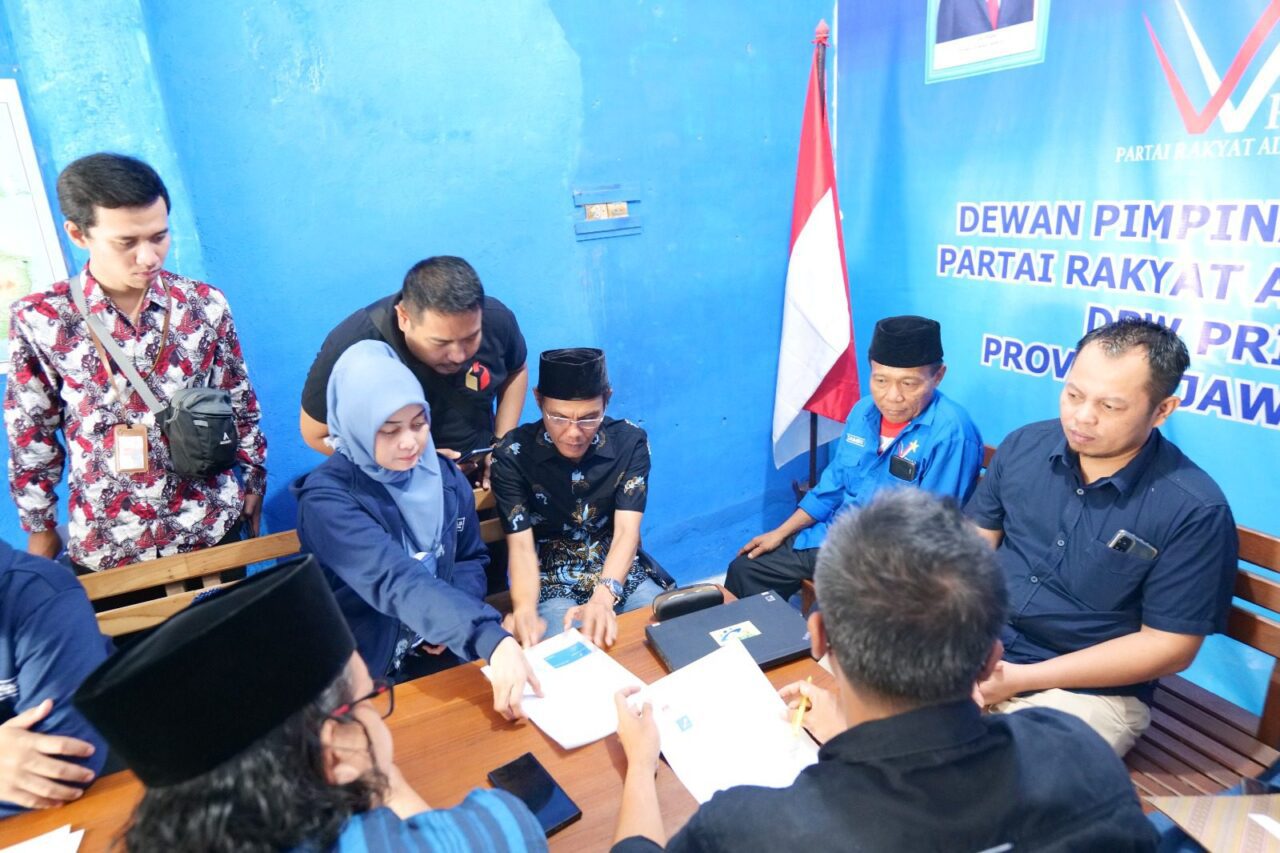 Proses verifikasi faktual terhadap Partai Prima di tingkat Provinsi Jawa Timur. (Bawaslu Jatim)