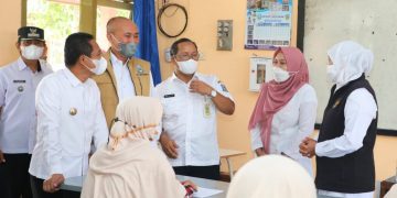 Gubernur Khofifah saat dialog bersama guru dan murid di acara hari pendidikan Nasional tahun lalu. (Pemprov Jatim)