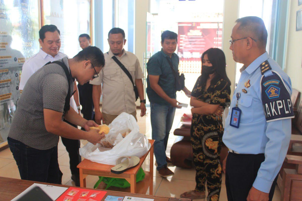 Petugas Lapas Pemuda Madiun menggagalkan penyelundupan sabu dalam kue lebaran (Humas Kanwil Kemenkumham Jatim)