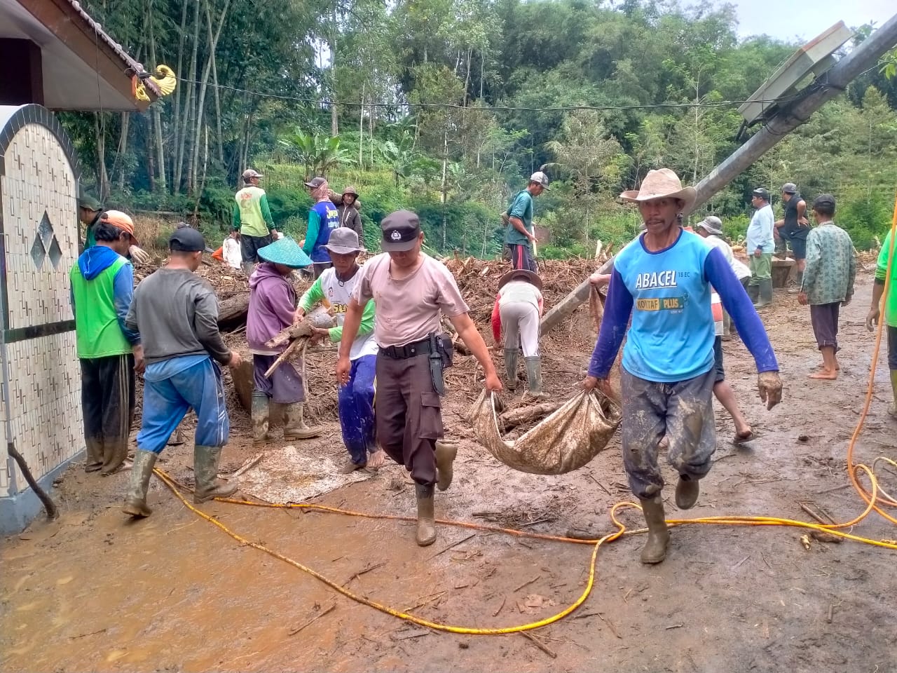 Proses evakuasi sisa material banjir bandang yang menerjang wilayah Kecamatan Ngantang Kabupaten Malang, pada Kamis (13/04/2023) (Sumber : Polsek Ngantang for Blok-a.com)