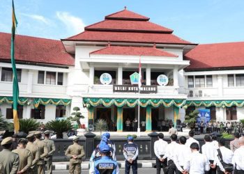 ASN saat upacara depan Balai Kota Malang.(Dok. Pemkot Malang)