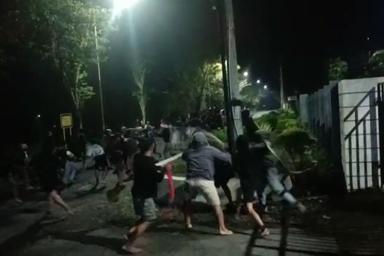 Aksi perang sarung antar pemuda di wilayah Cepu, Kabupaten Blora.(Dok. Tangkapan layar)