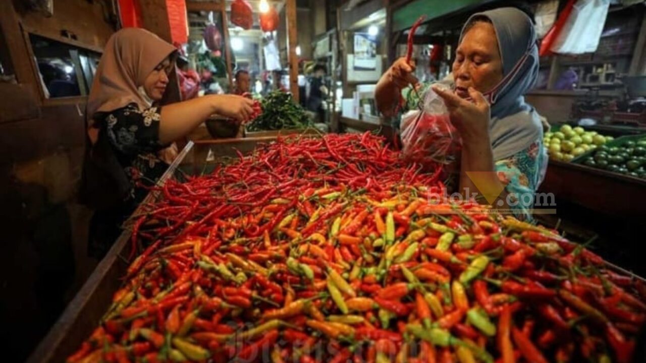 Pedagang cabai di Pasar Tradisional atau Pasar Daerah Glenmore, Banyuwangi, Jum'at (14/4/2023).(Blok-a.com/Kuryanto)