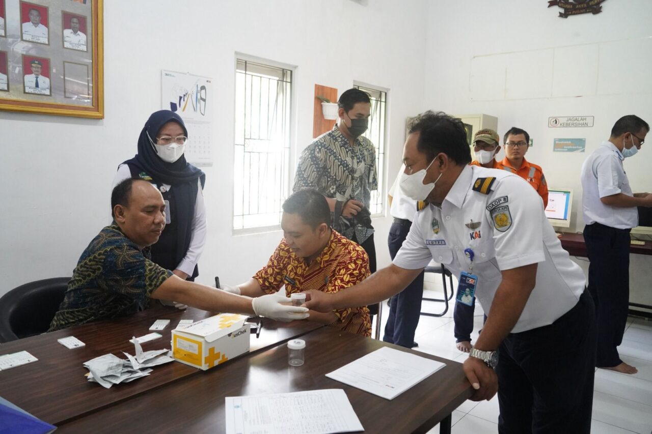 Suasana pemeriksaan narkoba di lingkungan PT KAI Daop 8 Kota Surabaya. (PT KAI)
